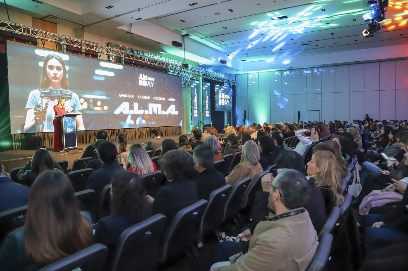 Salón lleno durante AMDDay 2026